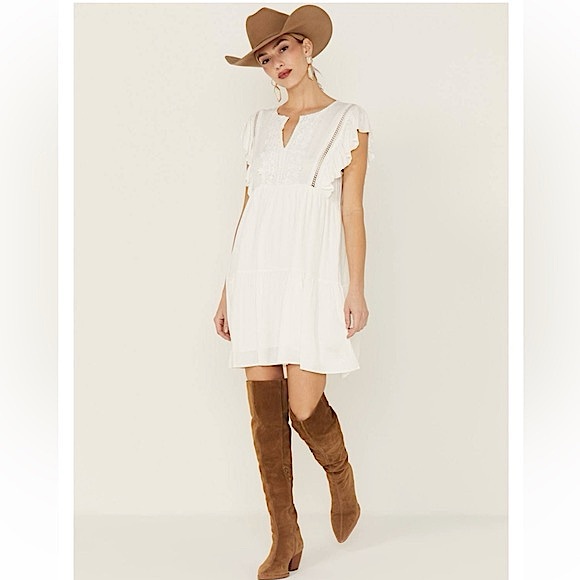 Molly Bracken Dresses & Skirts - Molly Bracken 🍀 White Floral Embroidered Dress